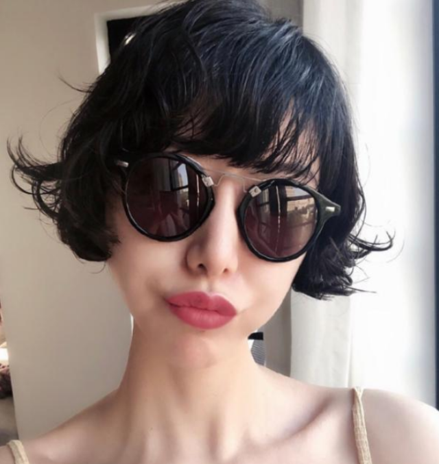 李亚鹏与新欢牵手官宣恋情，女方是90后超模曾参