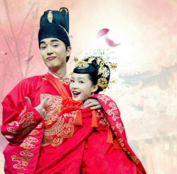 林更新盖玥希出席饭局，二人在包厢内举止亲密