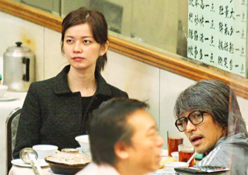 周星驰休庭不忘与影迷互动，当场提问粉丝《长