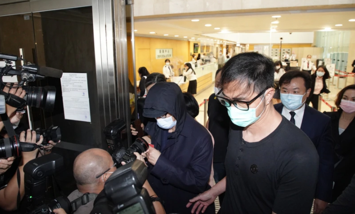 周星驰休庭不忘与影迷互动，当场提问粉丝《长