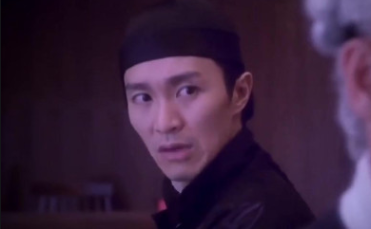 周星驰休庭不忘与影迷互动，当场提问粉丝《长