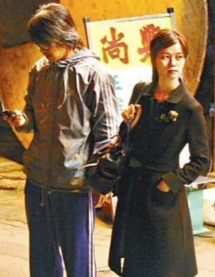 周星驰休庭不忘与影迷互动，当场提问粉丝《长