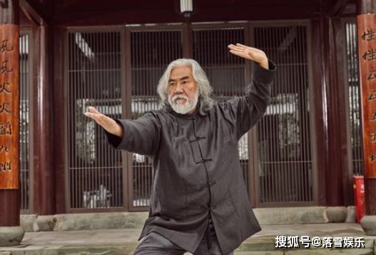 杜星霖去寺庙拜佛，嫁给69岁张纪中祈求婚姻美满