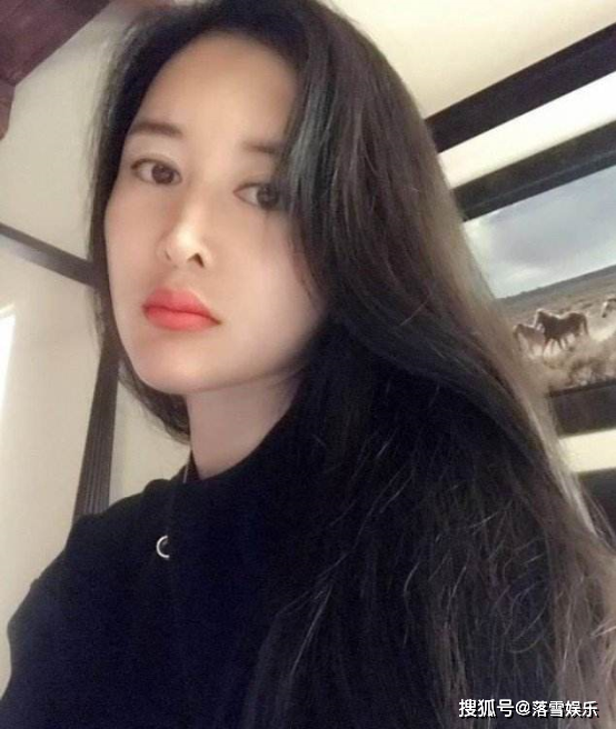 杜星霖去寺庙拜佛，嫁给69岁张纪中祈求婚姻美满