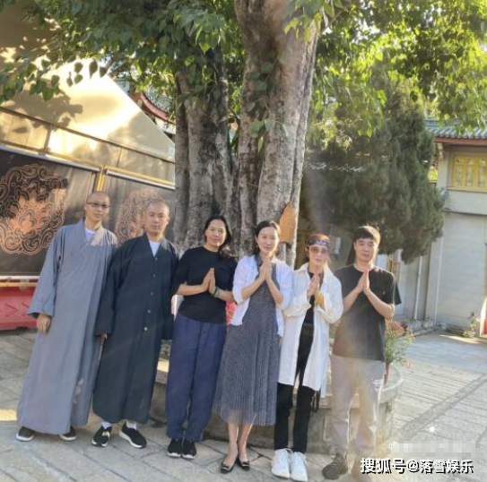 杜星霖去寺庙拜佛，嫁给69岁张纪中祈求婚姻美满