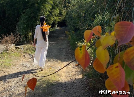 杜星霖去寺庙拜佛，嫁给69岁张纪中祈求婚姻美满