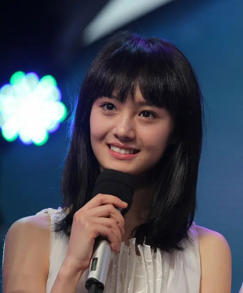 郑爽又变脸了？新视频眼袋重眼睛肿显憔悴，还