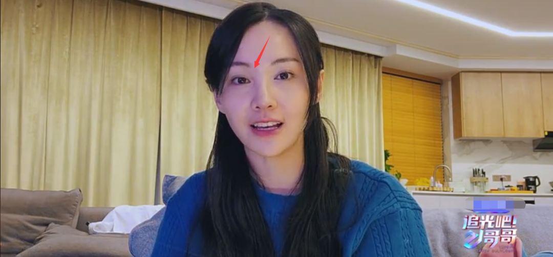 郑爽又变脸了？新视频眼袋重眼睛肿显憔悴，还