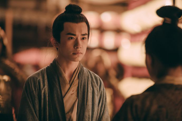 易烊千玺素颜吃饭被拍，狼吞虎咽无包袱，眼神