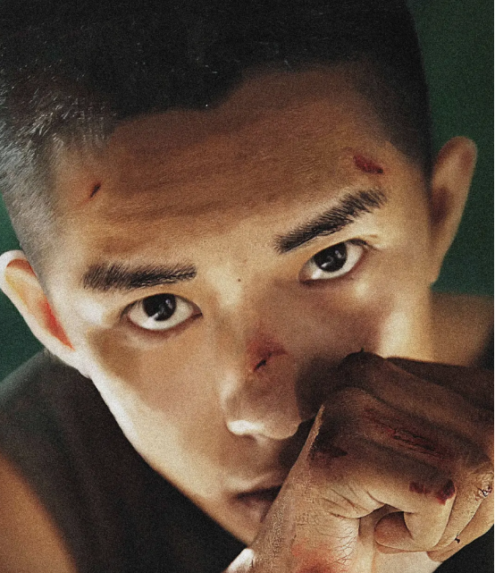 易烊千玺素颜吃饭被拍，狼吞虎咽无包袱，眼神