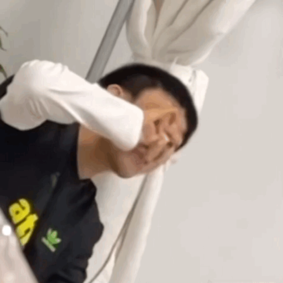 易烊千玺素颜吃饭被拍，狼吞虎咽无包袱，眼神