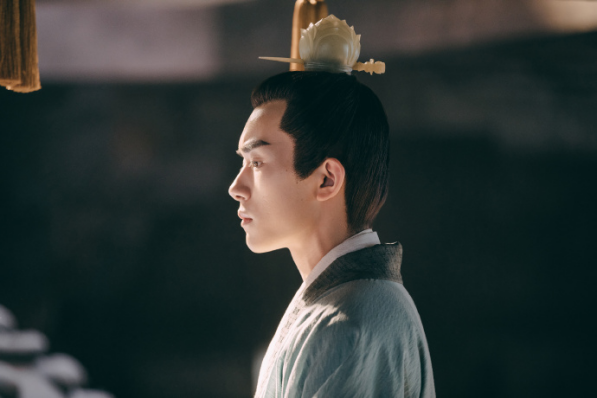 易烊千玺素颜吃饭被拍，狼吞虎咽无包袱，眼神