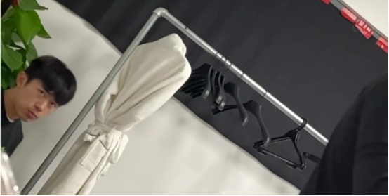 易烊千玺素颜吃饭被拍，狼吞虎咽无包袱，眼神