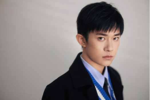 易烊千玺素颜吃饭被拍，狼吞虎咽无包袱，眼神