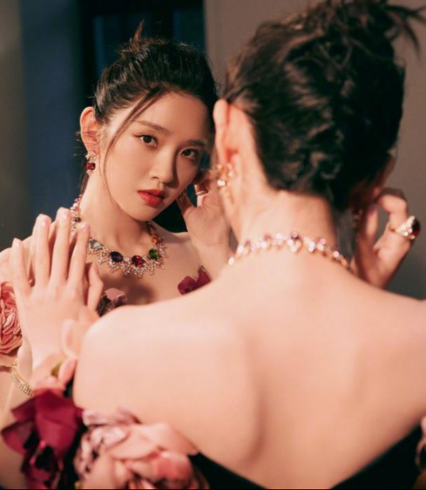 曝唐艺昕月子中心最高消费76万，2名护士照顾，