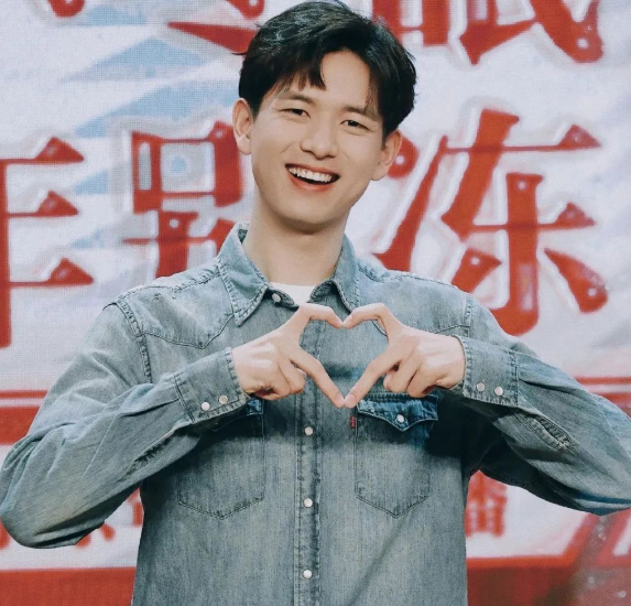 这位女星才是直男斩，黄子韬表白李现点赞，半