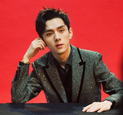 杨超越落户上海事件发酵，遭网友打电话举报，