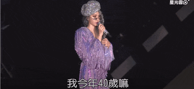 40岁女丑星火了20年 她露骨大胆还口不择言 但就