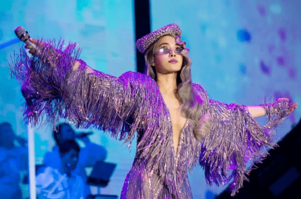 40岁女丑星火了20年 她露骨大胆还口不择言 但就