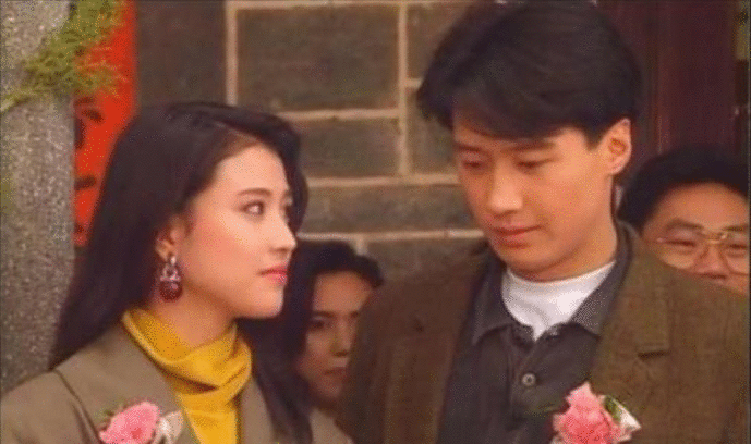 姐弟恋小7岁“小狼狗”，53岁周海媚爱心泛滥，