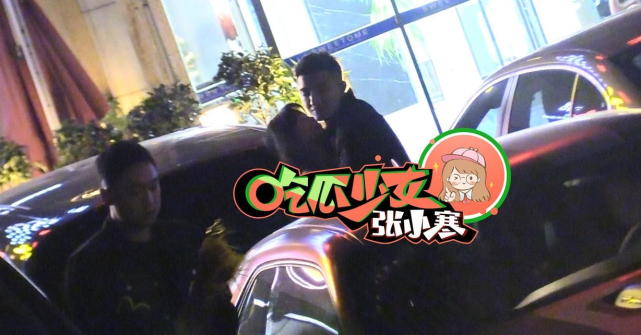 金瀚认爱张芷溪后合体聚餐,街头深情拥吻,如