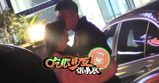 金瀚认爱张芷溪后合体聚餐,街头深情拥吻,如