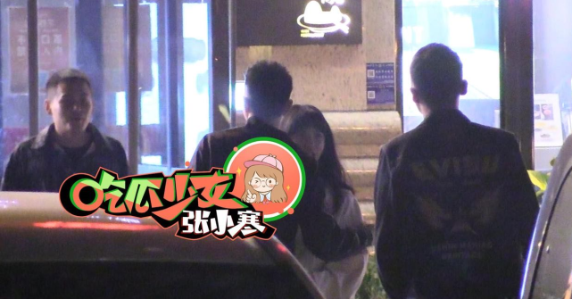 金瀚认爱张芷溪后合体聚餐,街头深情拥吻,如