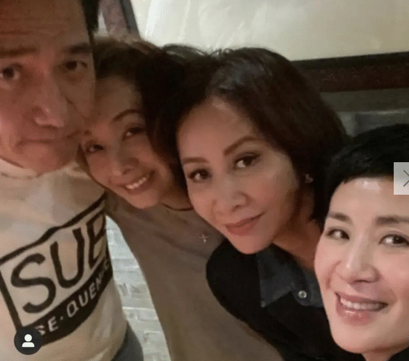 58岁“韦小宝”与三位老婆同框，堵嘴卖萌，仿佛