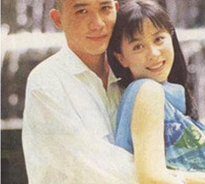 58岁“韦小宝”与三位老婆同框，堵嘴卖萌，仿佛