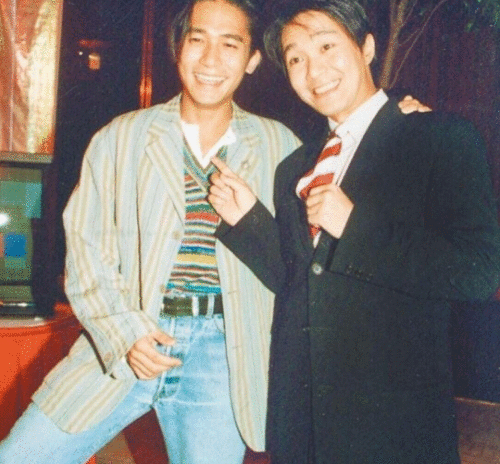 58岁“韦小宝”与三位老婆同框，堵嘴卖萌，仿佛