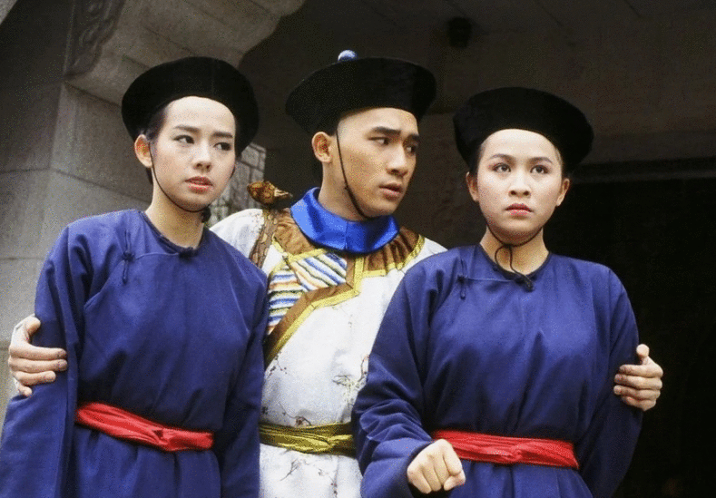 58岁“韦小宝”与三位老婆同框，堵嘴卖萌，仿佛