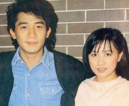 58岁“韦小宝”与三位老婆同框，堵嘴卖萌，仿佛