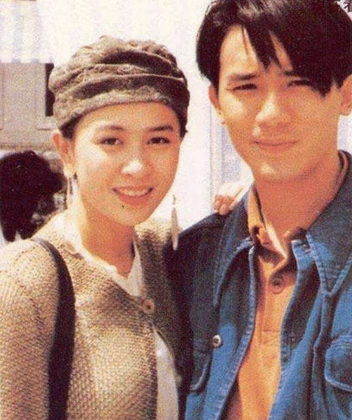 58岁“韦小宝”与三位老婆同框，堵嘴卖萌，仿佛