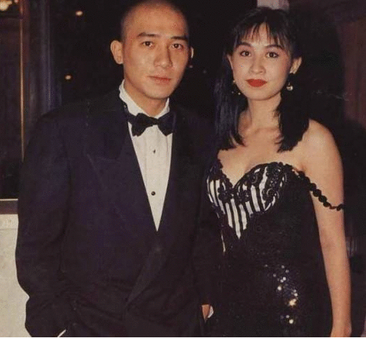 58岁“韦小宝”与三位老婆同框，堵嘴卖萌，仿佛