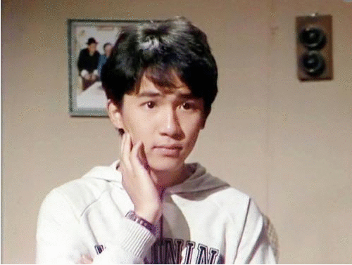 58岁“韦小宝”与三位老婆同框，堵嘴卖萌，仿佛