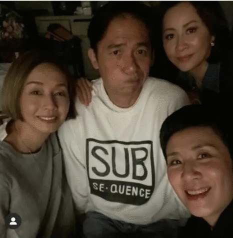 58岁“韦小宝”与三位老婆同框，堵嘴卖萌，仿佛