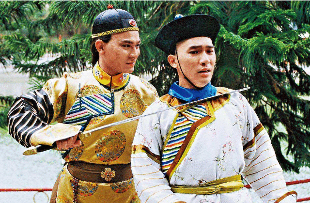 58岁“韦小宝”与三位老婆同框，堵嘴卖萌，仿佛