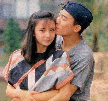 58岁“韦小宝”与三位老婆同框，堵嘴卖萌，仿佛