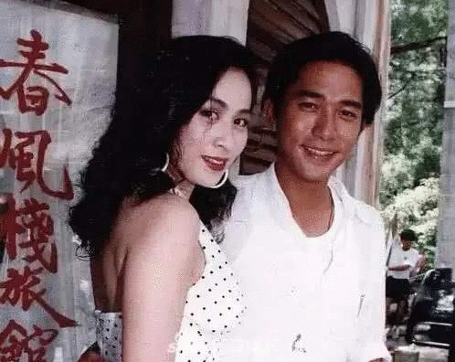 58岁“韦小宝”与三位老婆同框，堵嘴卖萌，仿佛