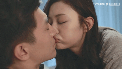 林更新盖玥希出席饭局,二人在包厢内举止亲密