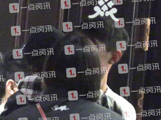 林更新盖玥希出席饭局,二人在包厢内举止亲密