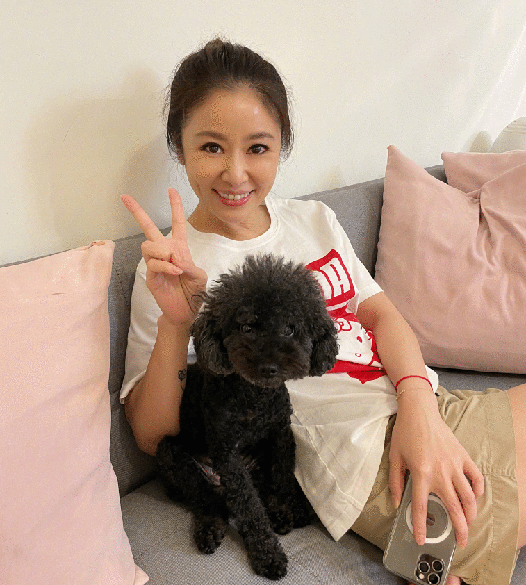 霍建华夫妇现身剧组聚会,林心如素颜出镜笑容