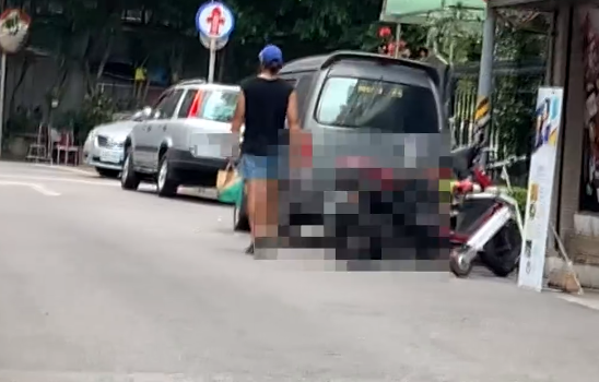 38岁彭于晏被路人指点,当街不爽竖中指,网友: