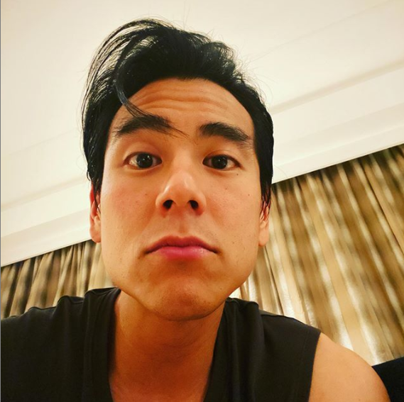 38岁彭于晏被路人指点,当街不爽竖中指,网友: