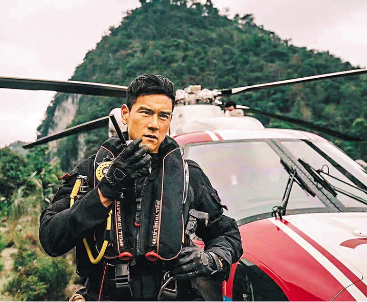 38岁彭于晏被路人指点,当街不爽竖中指,网友: