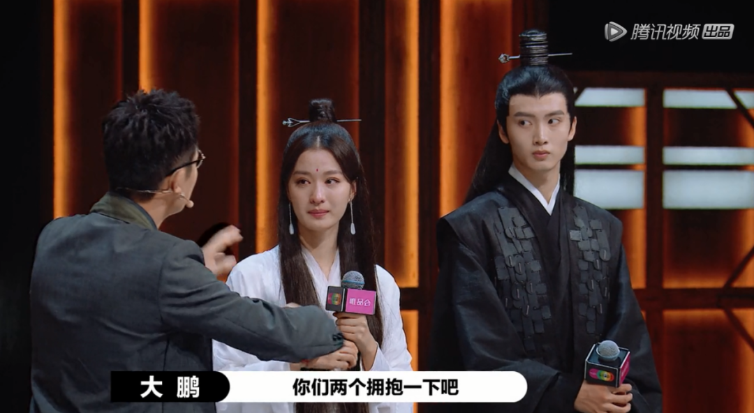 当红偶像人设崩塌?粉丝送的花当垃圾扔掉,目