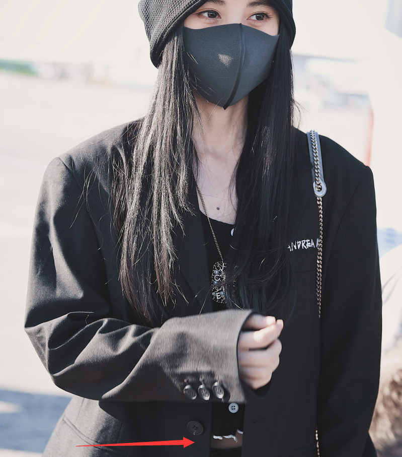 鞠婧祎为美硬抗冻,在北方零下穿破洞裤,别人