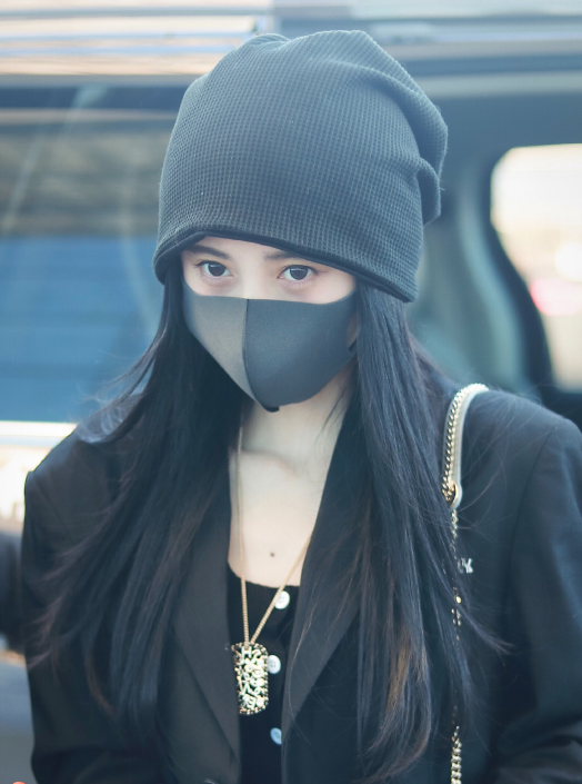 鞠婧祎为美硬抗冻,在北方零下穿破洞裤,别人