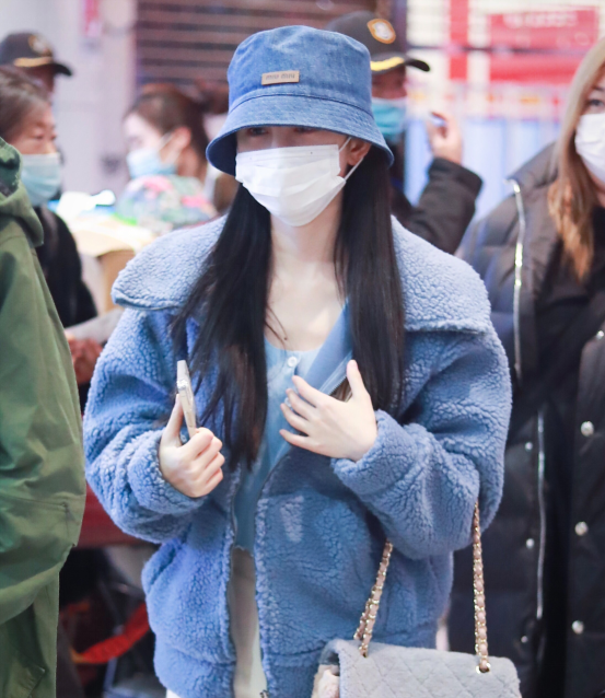 鞠婧祎为美硬抗冻,在北方零下穿破洞裤,别人