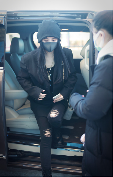 鞠婧祎为美硬抗冻,在北方零下穿破洞裤,别人